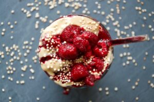 PB&J, Himbeeren, Raspberries, Porridge, Breakfast, frühstück, lecker, gesund, zuckerfrei, no sugar, puffen Amaranth, Amaranth, heiße Himbeeren, glas, Löffel, essen, Snack, foodstyling