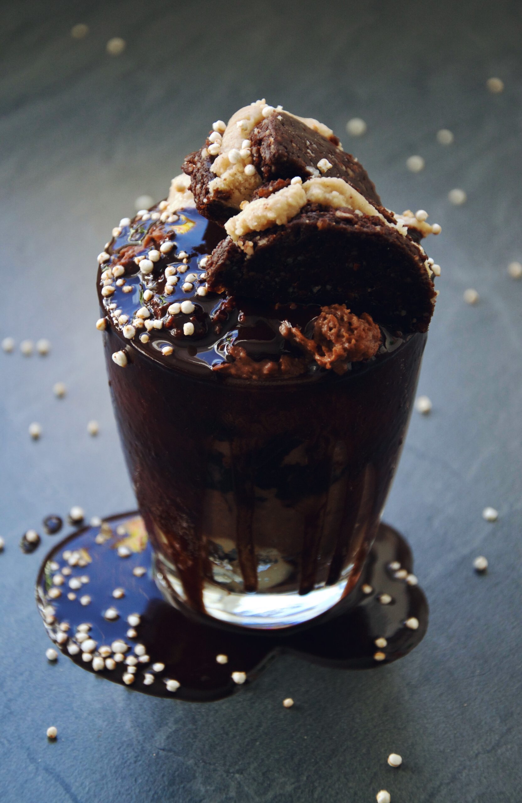 Porridge, Breakfast, frühstück, lecker, gesund, zuckerfrei, no sugar, gepuffter Amaranth, Amaranth, heiße Himbeeren, glas, Löffel, essen, Snack, foodstyling, Schokolade, kokosöl, cleneating, eat clean, glutenfrei, laktosefrei