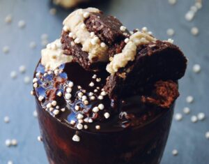 Porridge, Breakfast, frühstück, lecker, gesund, zuckerfrei, no sugar, puffen Amaranth, Amaranth, heiße Himbeeren, glas, Löffel, essen, Snack, foodstyling