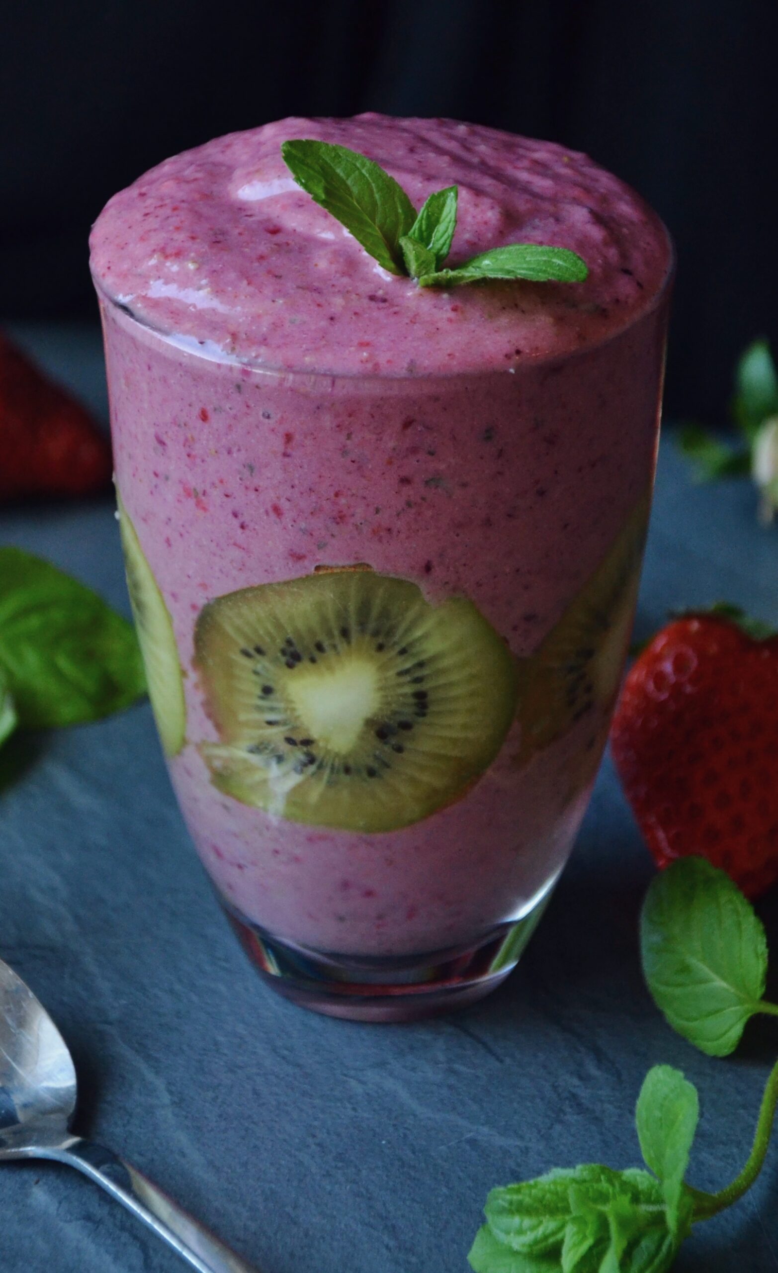 Frühling, Schüssel, zuckerfrei, vegan, lecker, Rezept, schnell, eis, Selbermachen, eis selber machen, cleaneating, eat clean, zuckerfrei, glutenfrei, rot, grün, Beeren, Snack, frühstück, Dessert, lecker, pink, Smoothie, Snack, einfach, Energie, abnehmen, Minze, gesund, Erdbeeren, Glas, Kiwi