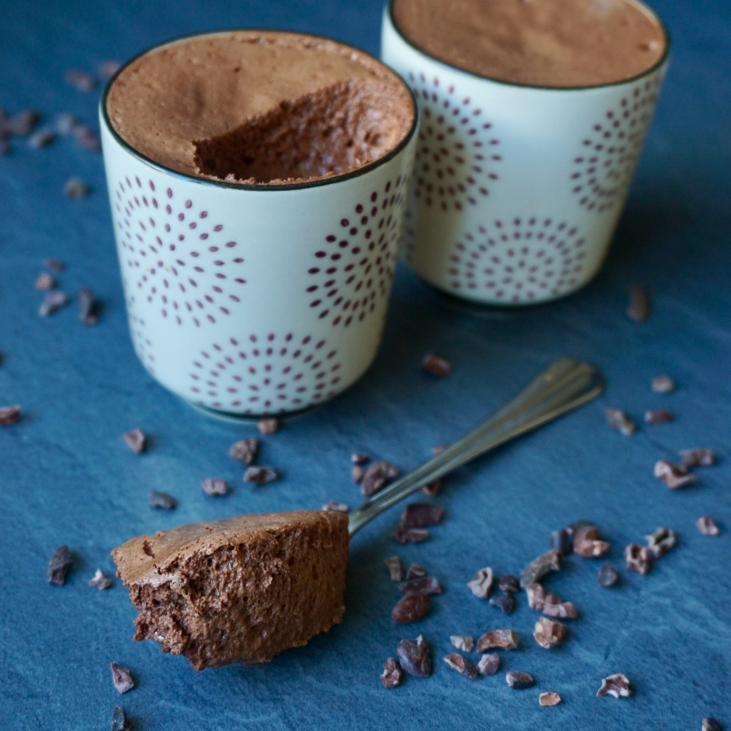 mousse au chocolat, schokomousse, schokoladen mousse, schokolade, chocolate, chocolate mousse, spoon, cacao nibs, lecker, delicious, no sugar, zuckerfrei, vegan, glutunfrei, gesund, healthy, gluten free, gluten free, sugar free, ohne Zucker, spoon