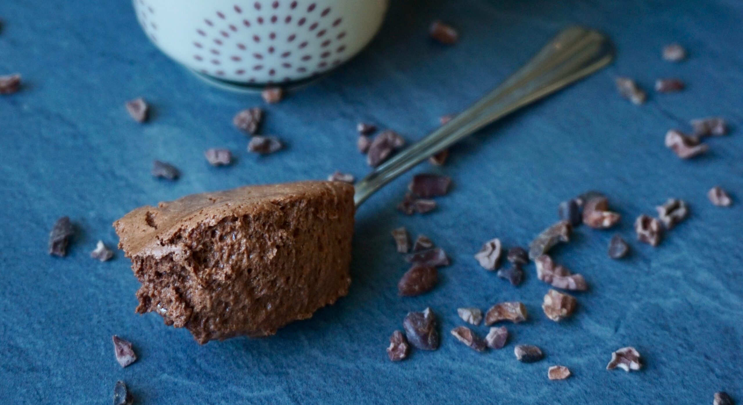 mousse au chocolat, schokomousse, schokoladen mousse, schokolade, chocolate, chocolate mousse, spoon, cacao nibs, lecker, delicious, no sugar, zuckerfrei, vegan, glutunfrei, gesund, healthy, gluten free, gluten free, sugar free, ohne Zucker, spoon