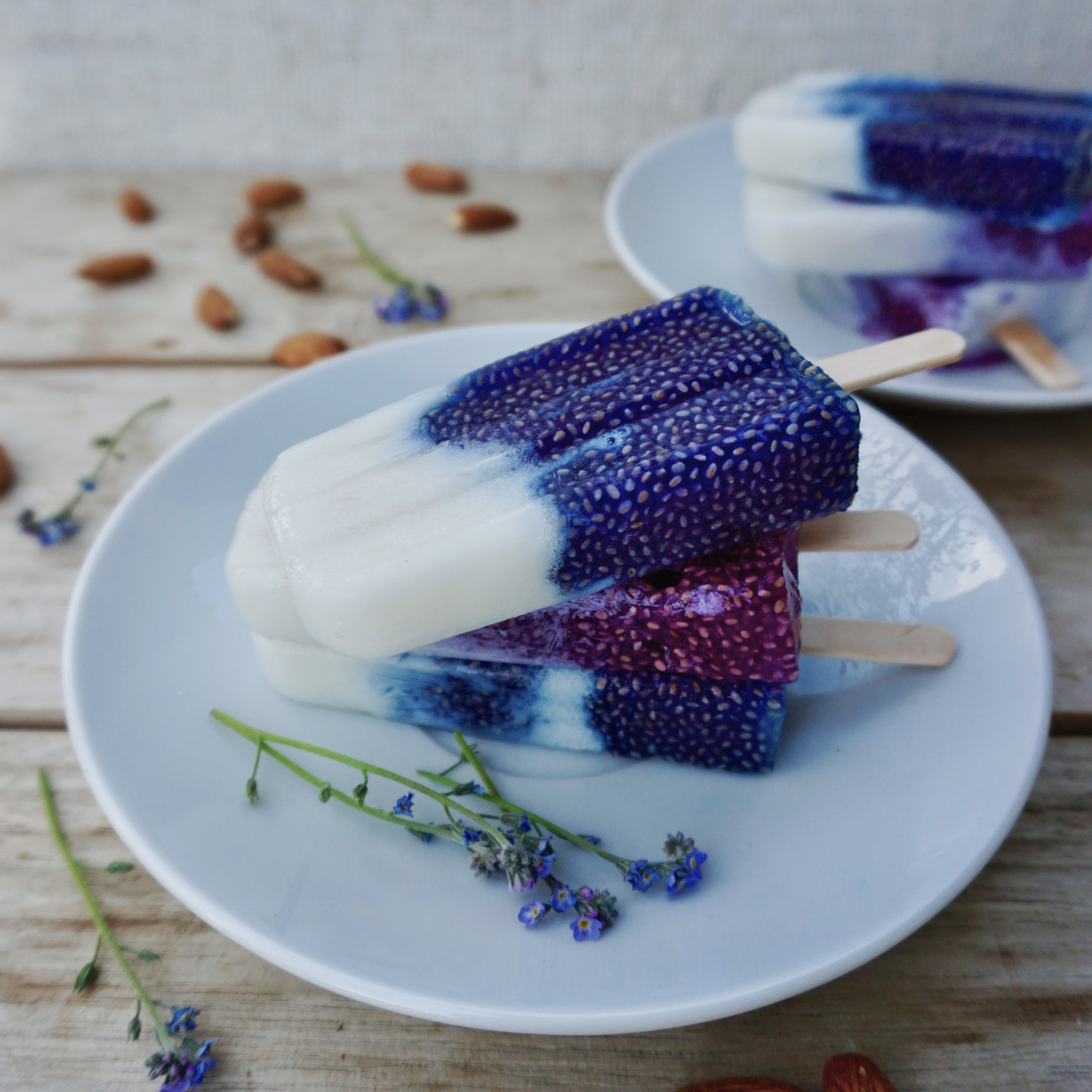 Chia, Eis, Popsicle, Ice pops, delicious, lecker, einfach, easy, recipie, Rezept, no sugar, ohne Zucker, zuckerfrei, refined sugar free, glutenfree, gluten frei, laktosefrei, dairy free, blue, blau, lila, purple, summer, sommer, abnehmen, loose weigh, chia pudding, blue chia