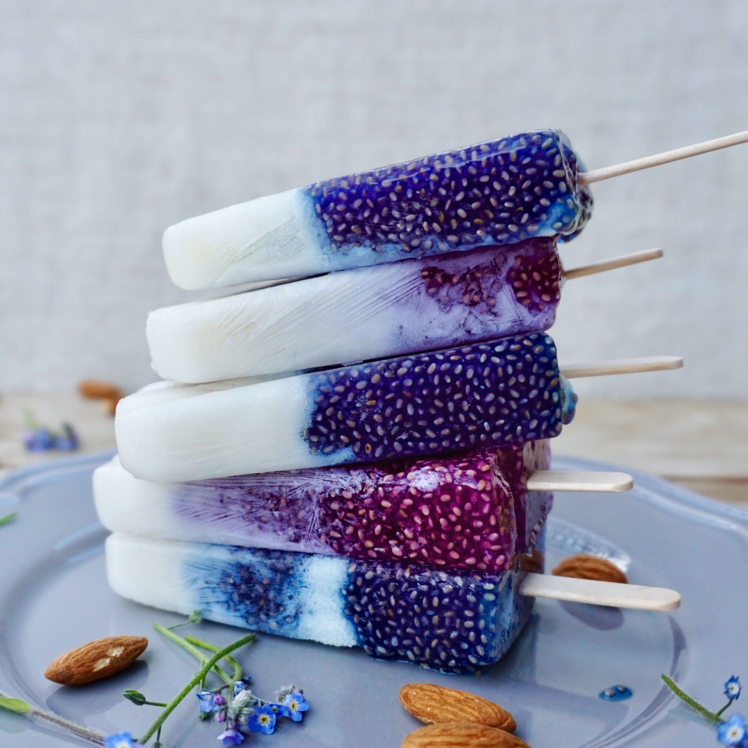 Chia, Eis, Popsicle, Ice pops, delicious, lecker, einfach, easy, recipie, Rezept, no sugar, ohne Zucker, zuckerfrei, refined sugar free, glutenfree, gluten frei, laktosefrei, dairy free, blue, blau, lila, purple, summer, sommer, abnehmen, loose weigh, no sugar, tutorial, blue chia, blauer chia, blue chia pudding, blauer chiapudding