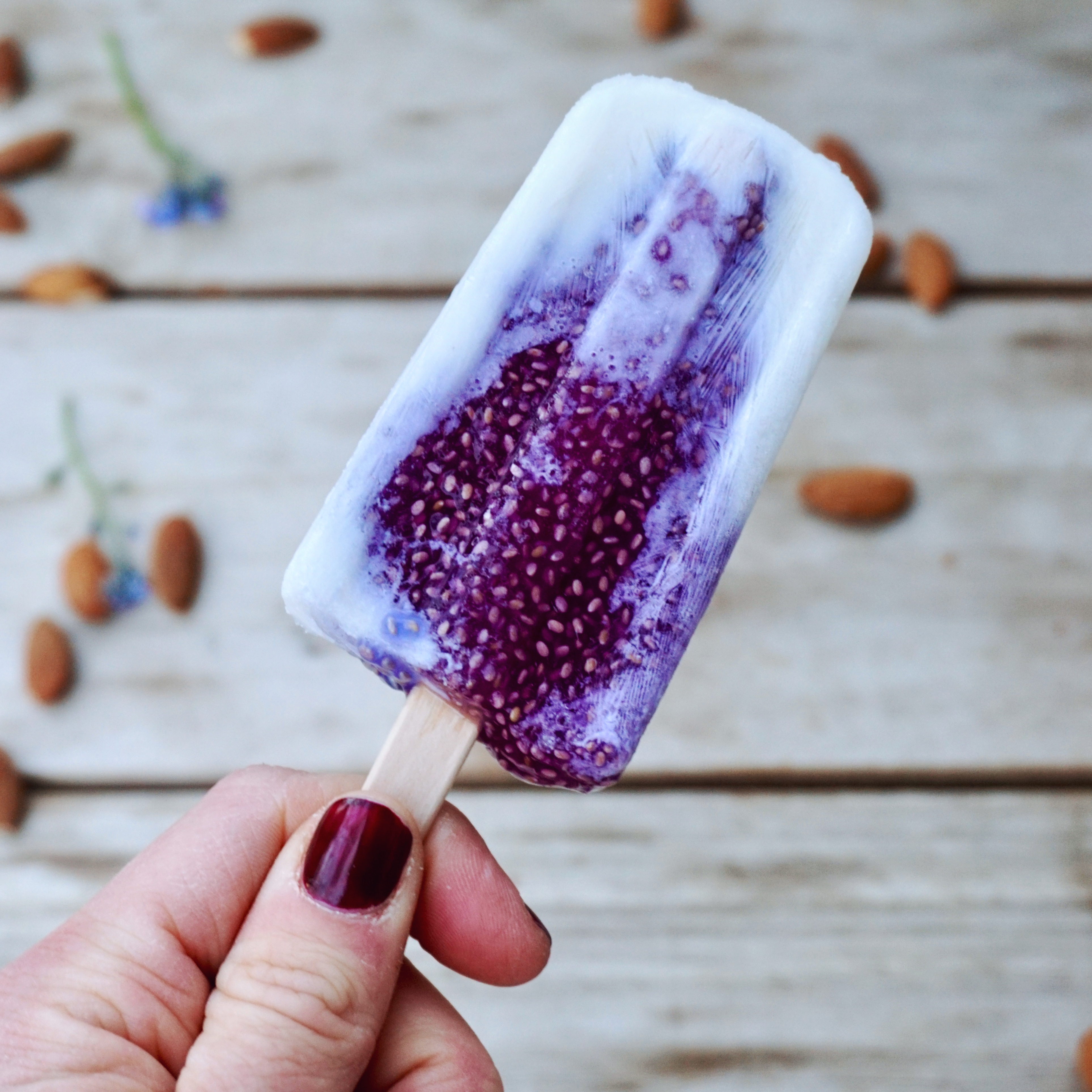 Chia, Eis, Popsicle, Ice pops, delicious, lecker, einfach, easy, recipie, Rezept, no sugar, ohne Zucker, zuckerfrei, refined sugar free, glutenfree, gluten frei, laktosefrei, dairy free, blue, blau, lila, purple, summer, sommer, abnehmen, loose weigh, no sugar, tutorial, blue chia, blauer chia, blue chia pudding, blauer chiapudding