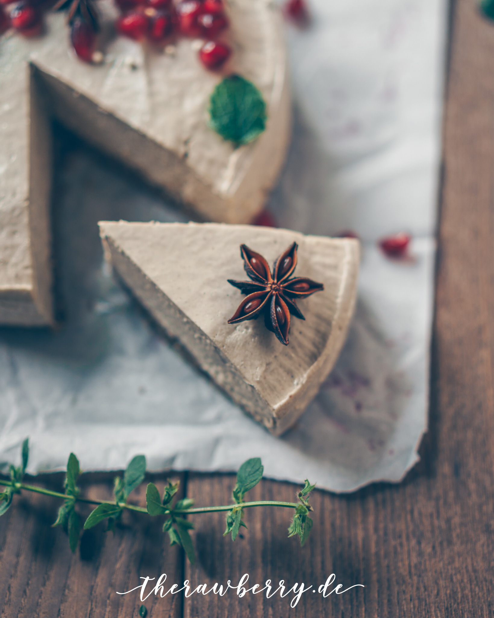 raw vegan chai cheesecake, chai, tea, tee, Käsekuchen, Kuchen, cake, lecker, delicious, pomegranate, Granatapfel, anis, anise, healthy, gesund, nutritious, diet, diät, vegan, gluten free, glutenfrei, Zucker frei, no sugar, easy, einfach, dessert, Nachtisch, essen, food, foodie