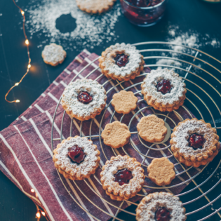 vegan gingerbread sandwich cookies 1