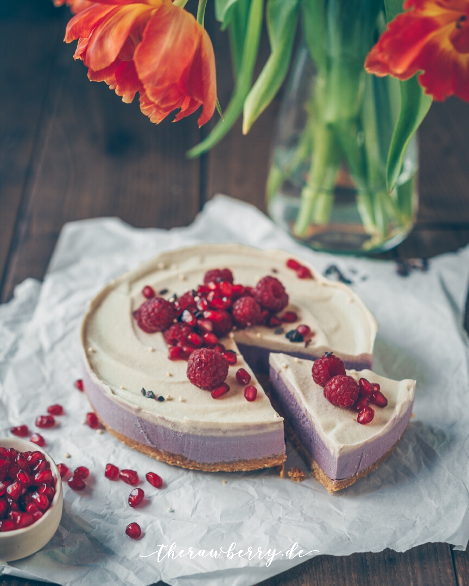 raspberry, no-bake, gluten-free, refined sugar free, cake, raspberries, vegan, sugar free, raw, dessert, pomegranate, beautiful food, schönes essen, rezept, recipe, healthy, gesund, glutenfrei, zuckerfrei, diät, kuchen, torte, zuckerfrei