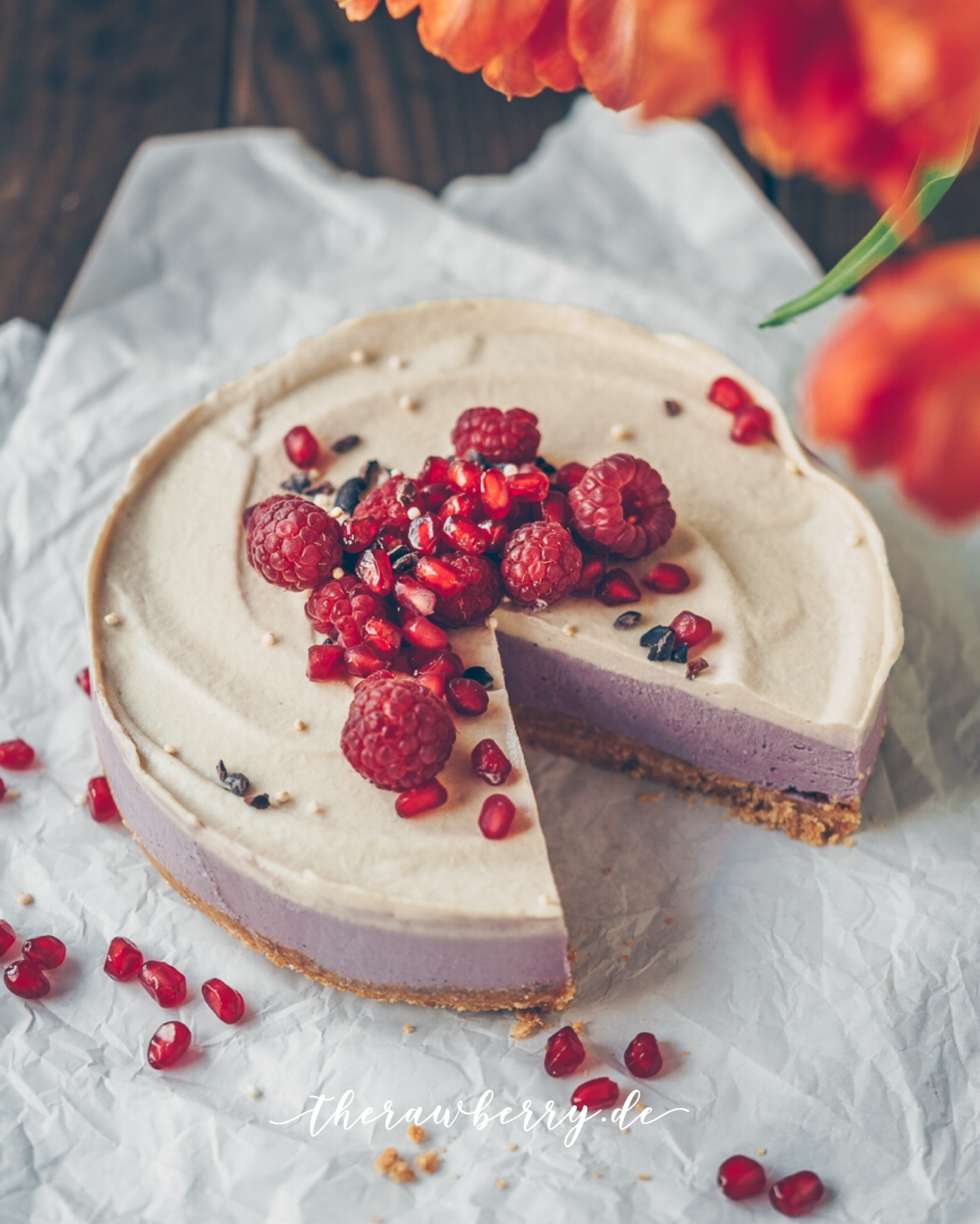 raspberry, no-bake, gluten-free, refined sugar free, cake, raspberries, vegan, sugar free, raw, dessert, pomegranate, beautiful food, schönes essen, rezept, recipe, healthy, gesund, glutenfrei, zuckerfrei, diät, kuchen, torte, zuckerfrei