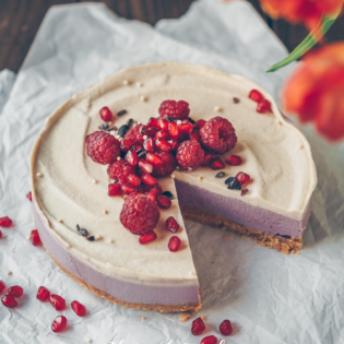 raspberry, no-bake, gluten-free, refined sugar free, cake, raspberries, vegan, sugar free, raw, dessert, pomegranate, beautiful food, schönes essen, rezept, recipe, healthy, gesund, glutenfrei, zuckerfrei, diät, kuchen, torte, zuckerfrei