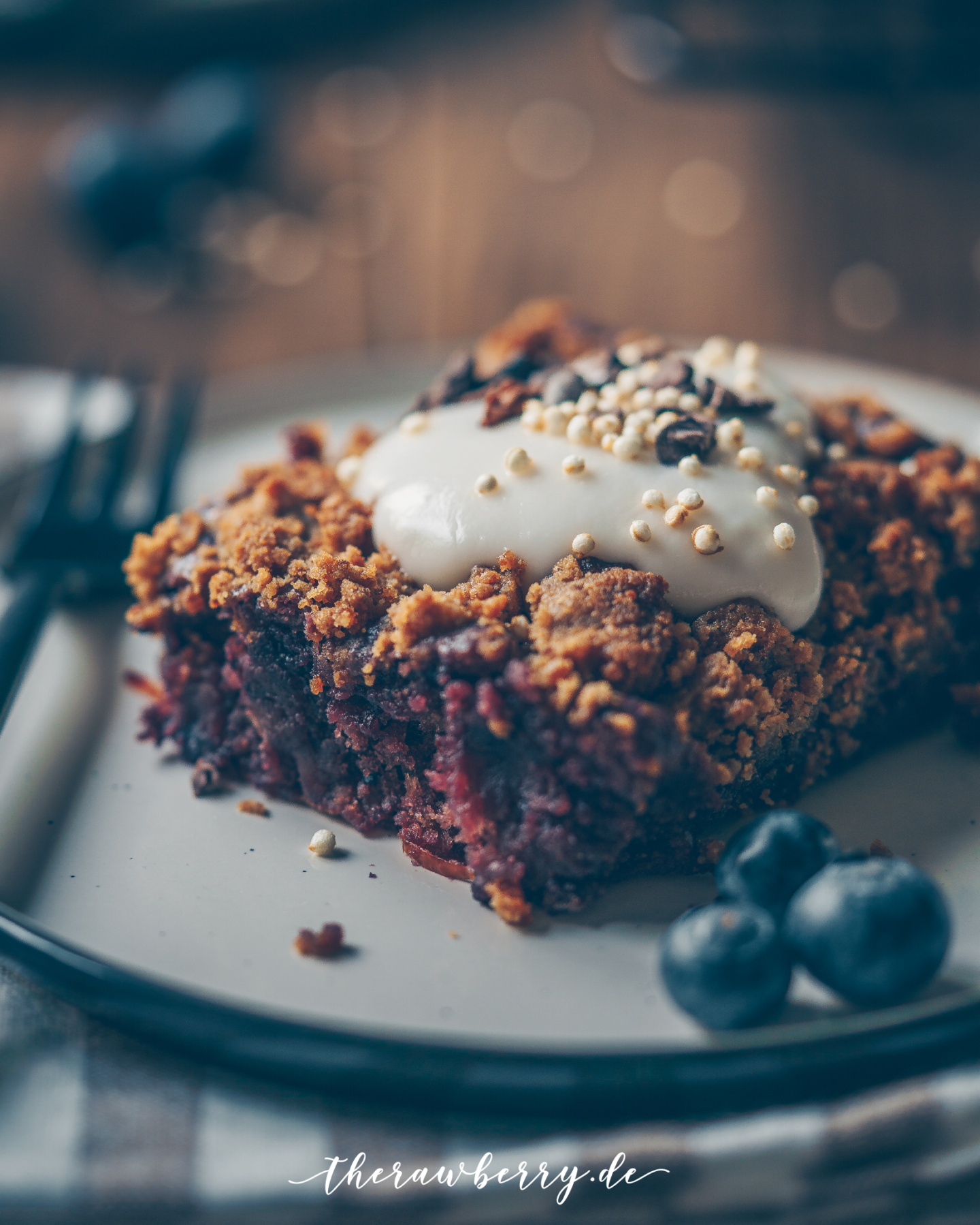 blueberry, Blaubeeren, Cheesecake, Käsekuchen, vegan,, lecker, delicious, healthy, gesund, baking, backen, kuchen, cake. recipe, rezept, brown, braun, einfach, simple, streusel, crumble, cinnamon, coconut yoghurt, Kokosjoghurt, Zimt, mooody photography, food photography, therawberry, Fotografie