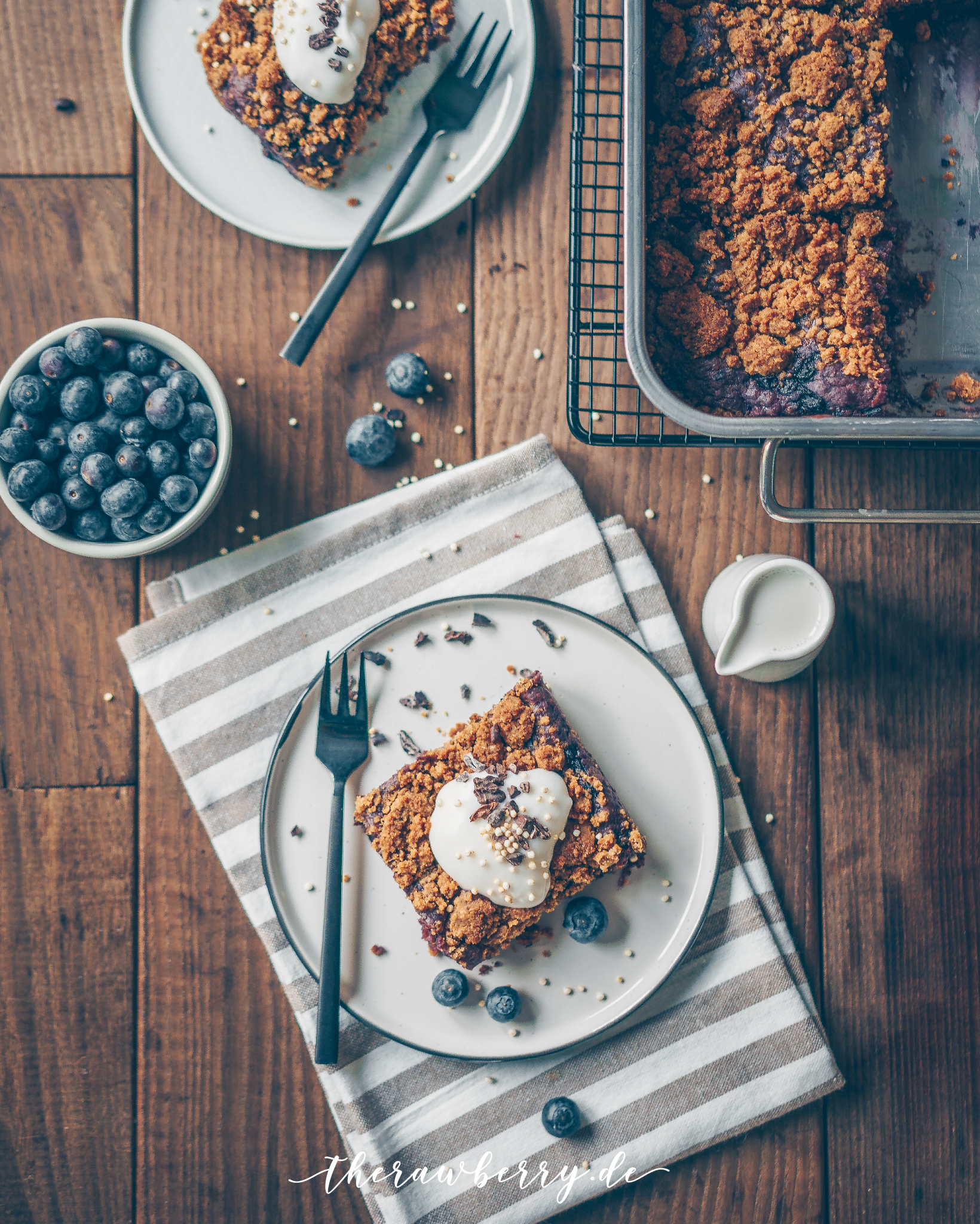 blueberry, Blaubeeren, Cheesecake, Käsekuchen, vegan,, lecker, delicious, healthy, gesund, baking, backen, kuchen, cake. recipe, rezept, brown, braun, einfach, simple, streusel, crumble, cinnamon, coconut yoghurt, Kokosjoghurt, Zimt, mooody photography, food photography, therawberry, Fotografie