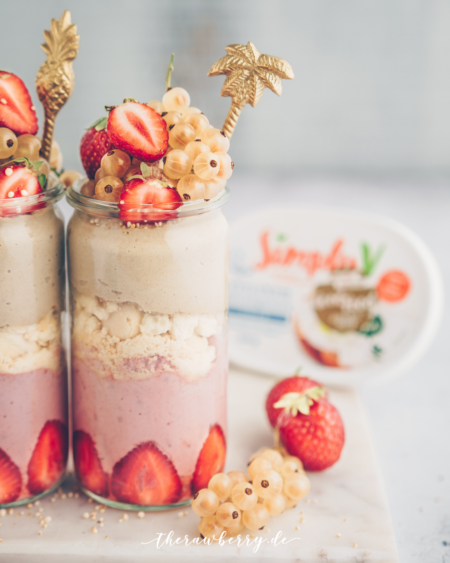 strawberry, tiramisu, erdbeeren, dessert, nachtisch, jars, glutenfree, vegan, glutenfrei, einfach, simple, delicious, lecker, healthy, berries, beret, erdbeeren, strawberries, white currants, weiße Johannisbeeren, rezept, recipe, diet