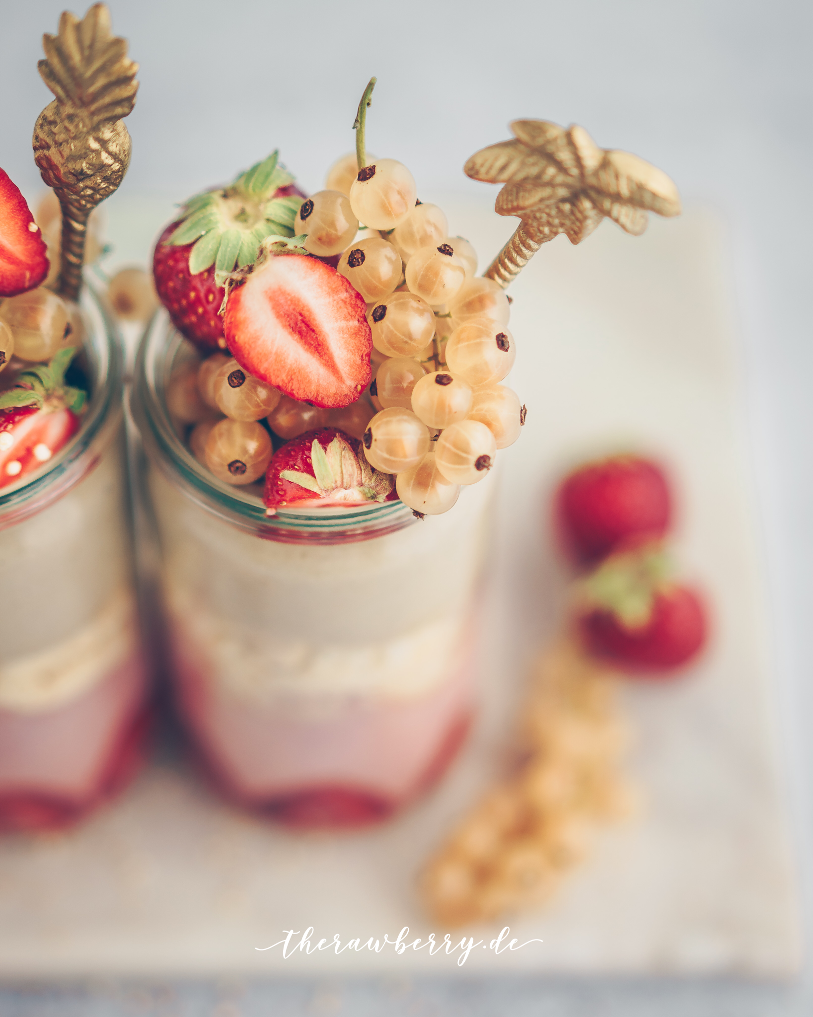 strawberry, tiramisu, erdbeeren, dessert, nachtisch, jars, glutenfree, vegan, glutenfrei, einfach, simple, delicious, lecker, healthy, berries, beret, erdbeeren, strawberries, white currants, weiße Johannisbeeren, rezept, recipe, diet