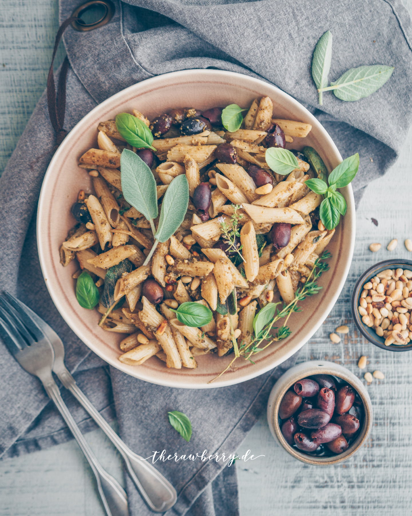 easy, vegan, pasta, dinner, lunch, gluten free, delicious, healthy, glutenfrei, Nudeln, noodles, essen, Mittagessen, Abendessen, kochen, lecker, cooking, whole foods, diet, einfach, simple, schnell, quick, rezept, recipe, olives, olives, sage, salbei