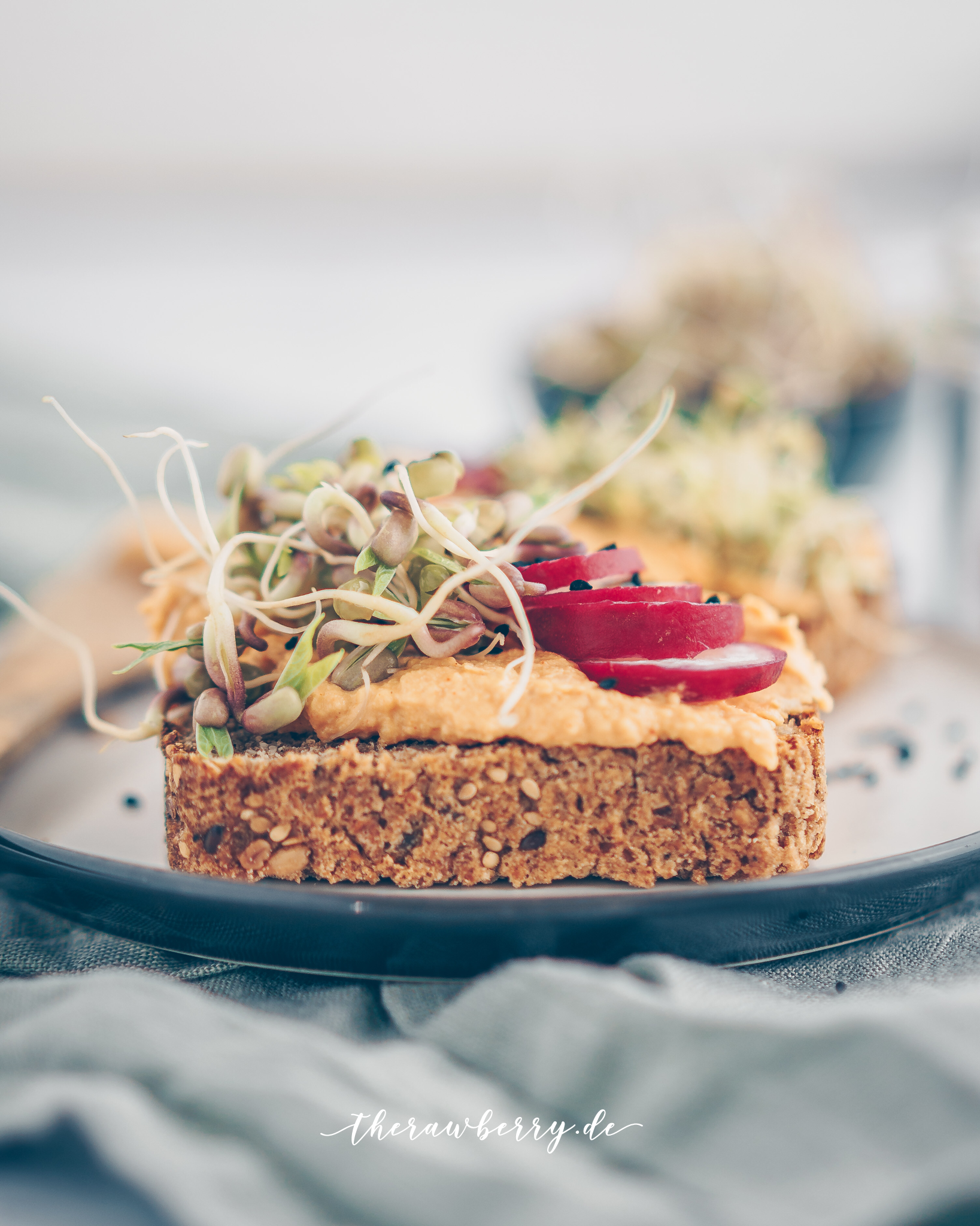 hummus, easy, vegan, savory, toast, rezept, therawberry, einfach, healthy, gesund, simple, spread, aufstrich, wholesome, vollwertkost, diät, gesund, Brot, Sprossen, sprouts, bell pepper, paprika, smoked