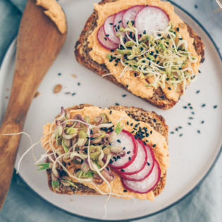 hummus, easy, vegan, savory, toast, rezept, therawberry, einfach, healthy, gesund, simple, spread, aufstrich, wholesome, vollwertkost, diät, gesund, Brot, Sprossen, sprouts, bell pepper, paprika, smoked