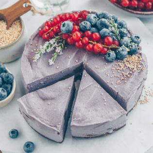 vegan, blueberries, blaubeeren, kuchen, cake, raw, roh, ohne backen, no bake, gluten free, glutenfrei, diät, diet, lecker, delicious, recipe, rezept, healthy, gesund, einfach, simple, berries, beret, therawberry, cookie dough, Keksteig, Schokolade, chocolate, purple, Lila, lavender, lavender
