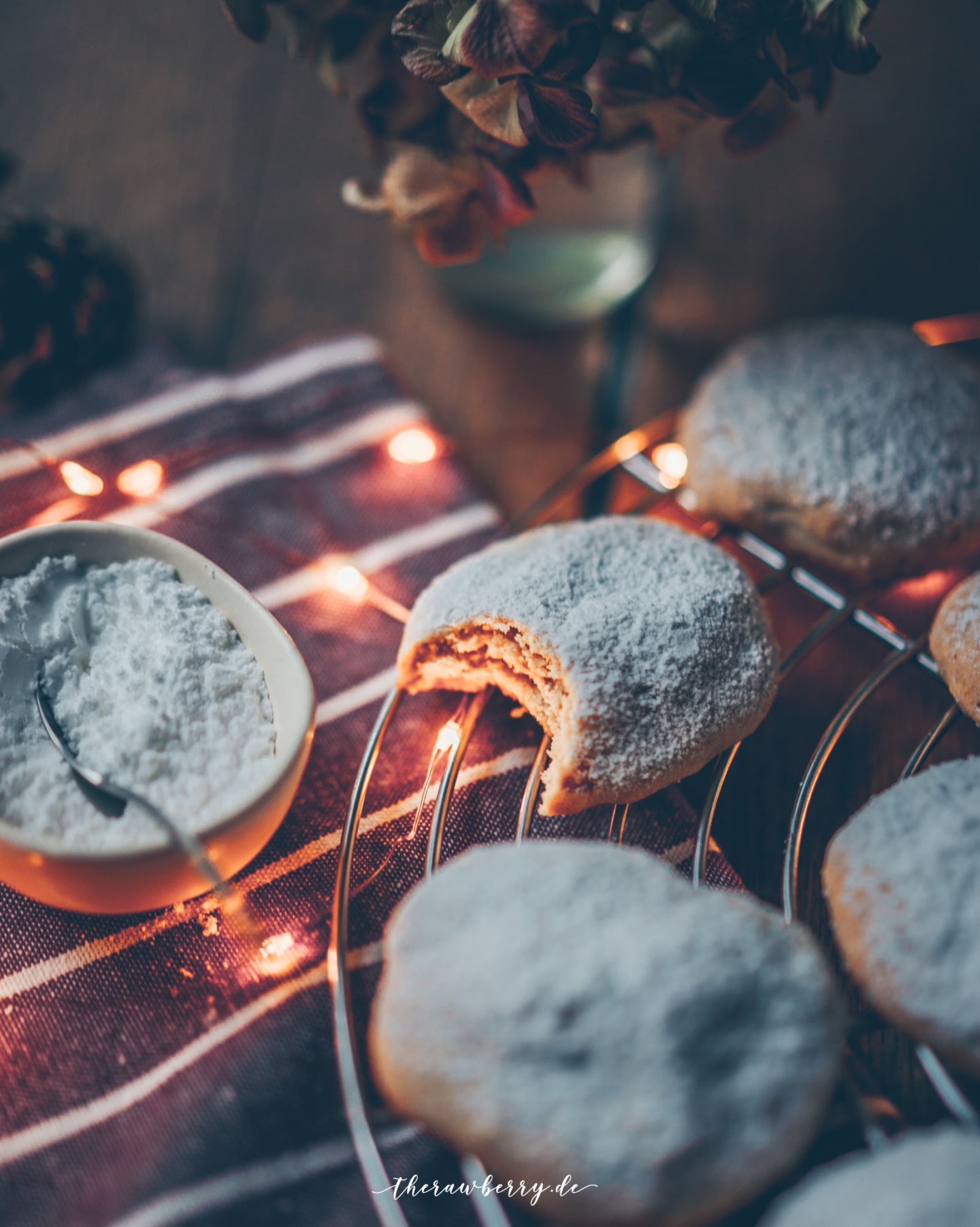Christmas, weihnachten, cookies, Kekse, Plätzchen, lecker, delicious, healthy, gesund, quark, vegan, plant-based, healthyfied, simple, einfach, diät, diet, cream cheese, good, baking, backen, holiday food, weihnachtsessen, essen, advent backen, puderzucker, powdered sugar, cookie rack, simplyv