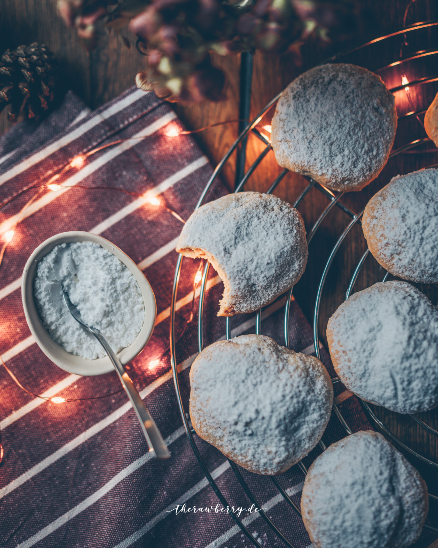 Christmas, weihnachten, cookies, Kekse, Plätzchen, lecker, delicious, healthy, gesund, quark, vegan, plant-based, healthyfied, simple, einfach, diät, diet, cream cheese, good, baking, backen, holiday food, weihnachtsessen, essen, advent backen, puderzucker, powdered sugar, cookie rack, simplyv