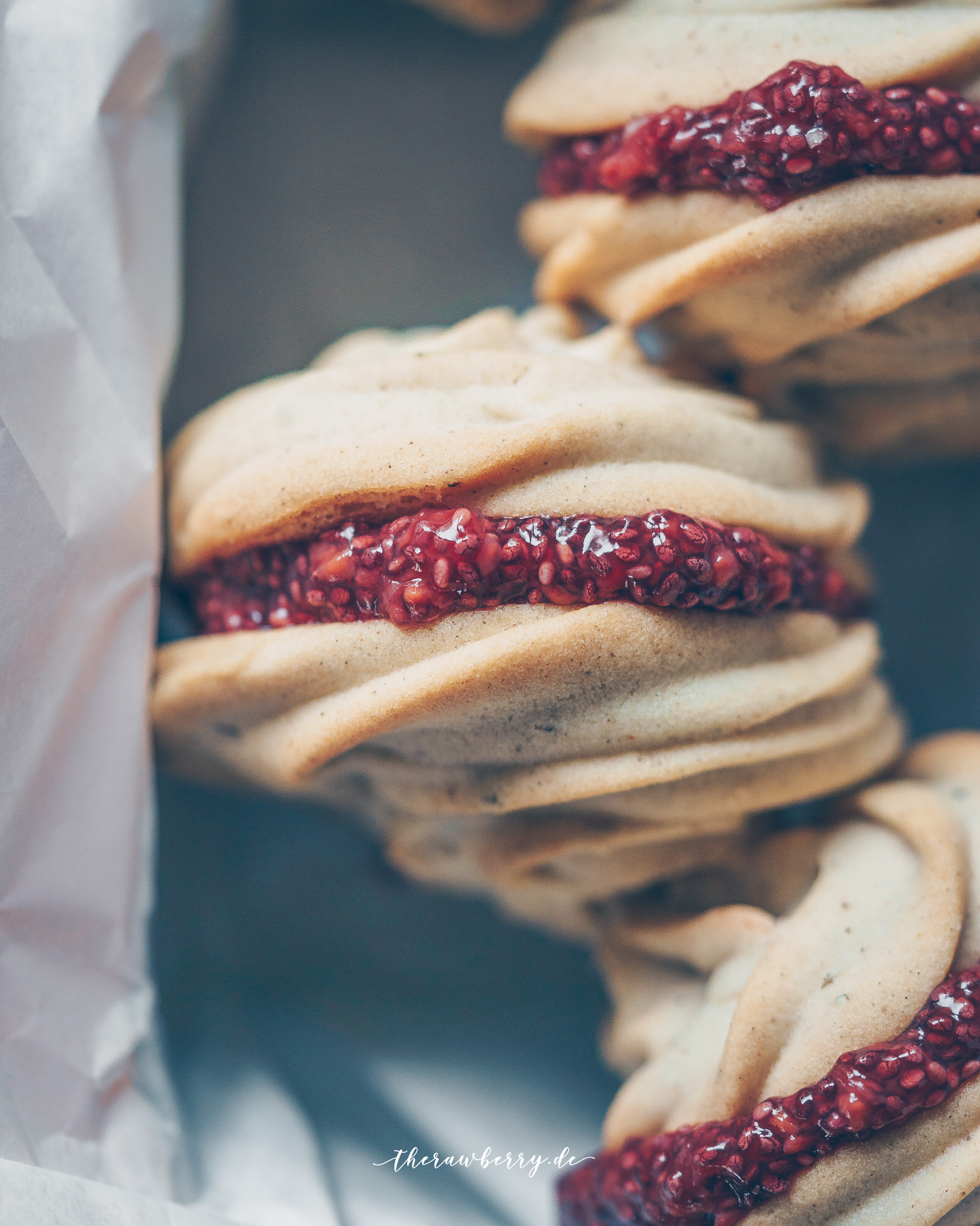 cookies, kekse, vegan, lecker, delicious, no dairy, ohne milch, spritzgebäck, whipped shortbread, chia jam, chia marmalade, sandwich cookies, sandwich kekse, christmas, weihnachten, weihnachtlich, backen, baking, easy, einfach, simple, quick, fool proof, super, therawberry, plant-based