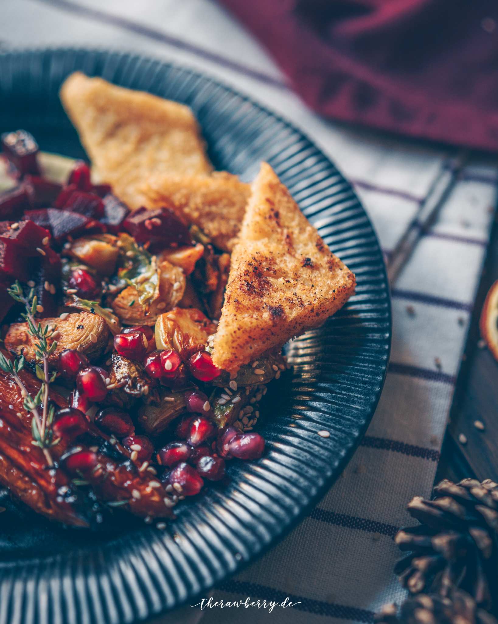 weihnachten, christmas, day, simple, einfach, menu, menü, carrots. karotten, Brussels sprout, rosenkohl, side dishes, beilagen, pomegranate, granatapfel, essen, food, vegan, plant-based, no dairy, veggies, oven roasted, polenta, food styling, food photography, fotitgrafie, plating, therawberry