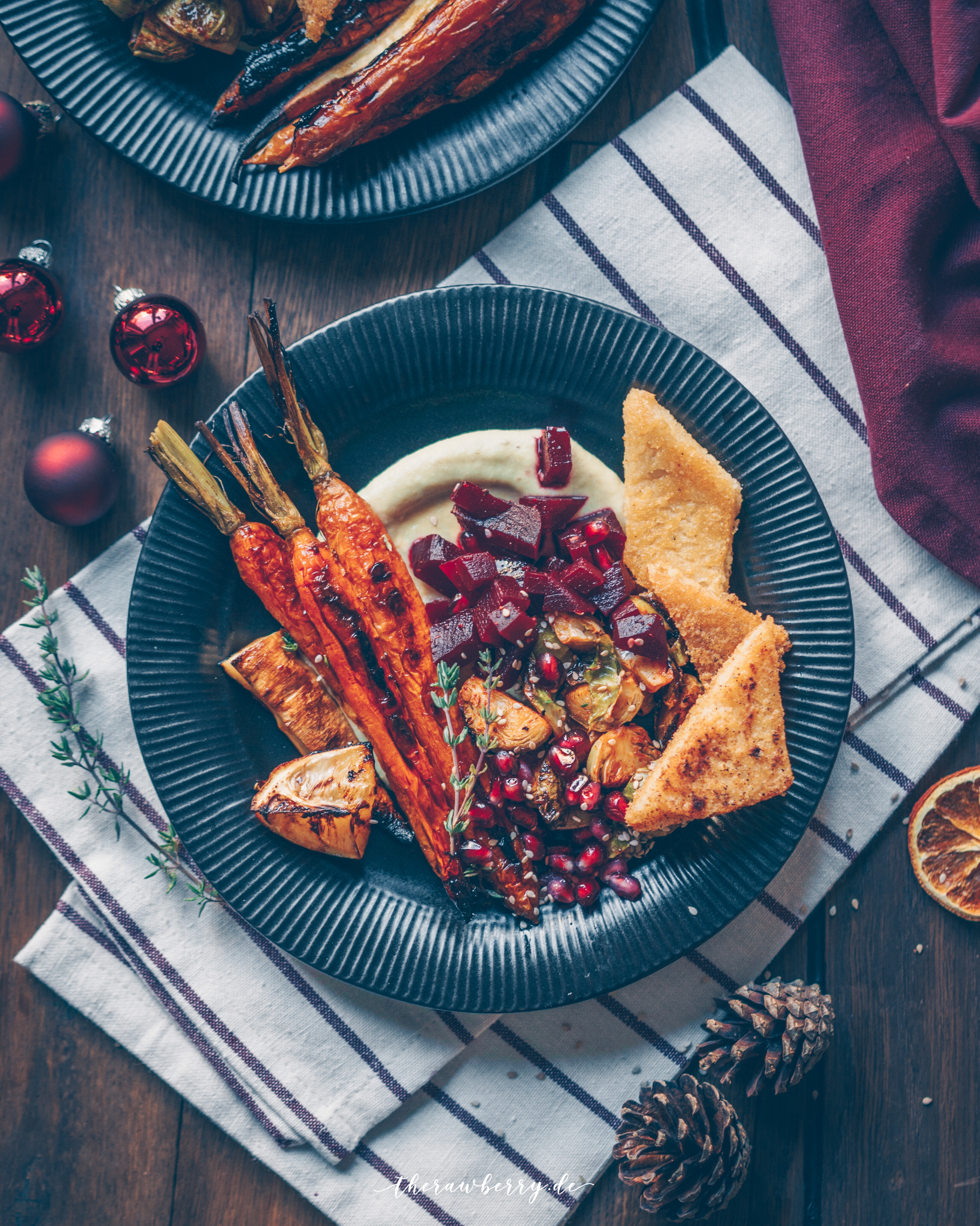 weihnachten, christmas, day, simple, einfach, menu, menü, carrots. karotten, Brussels sprout, rosenkohl, side dishes, beilagen, pomegranate, granatapfel, essen, food, vegan, plant-based, no dairy, veggies, oven roasted, polenta, food styling, food photography, fotitgrafie, plating, therawberry