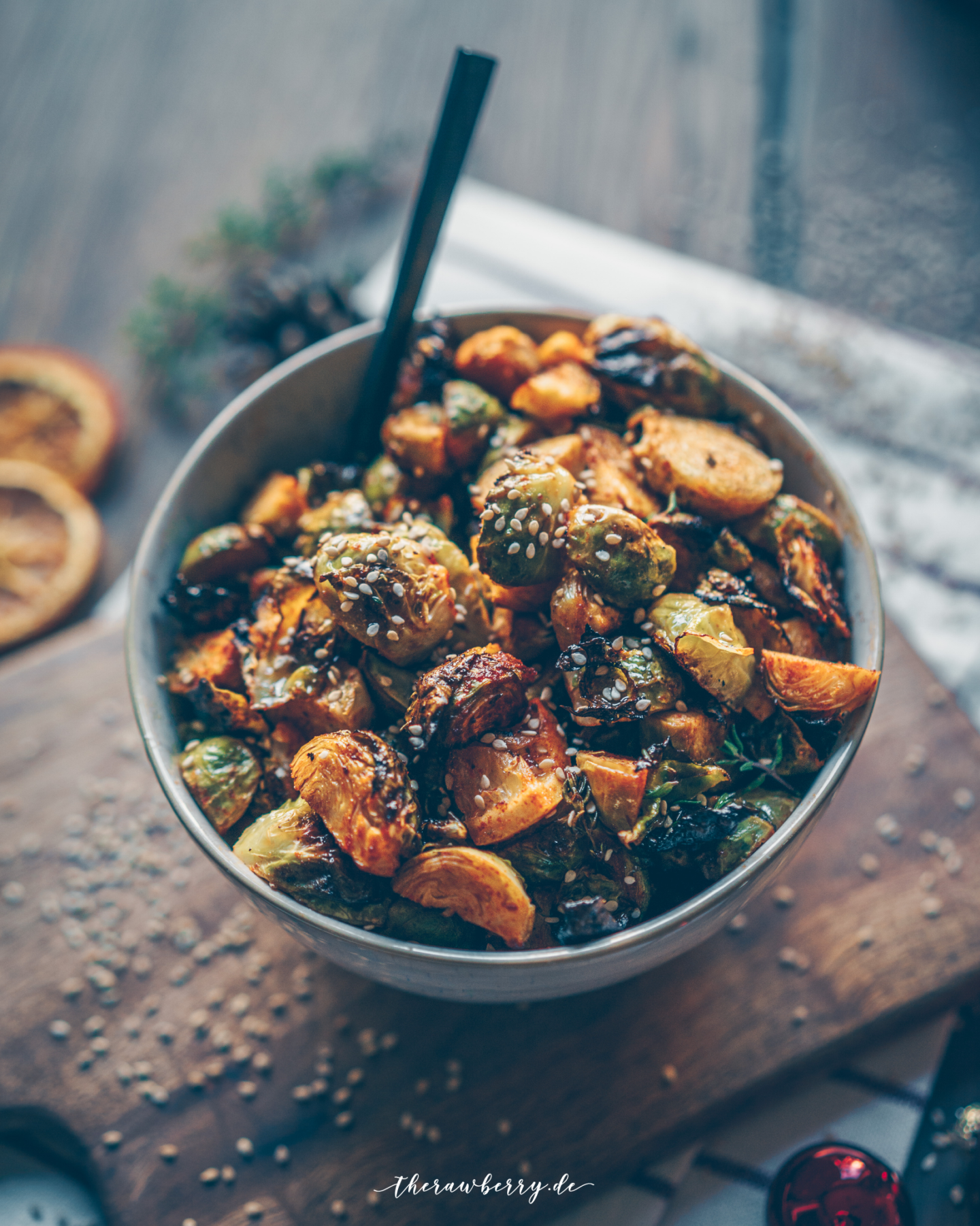 weihnachten, christmas, day, simple, einfach, menu, menü, carrots. karotten, Brussels sprout, rosenkohl, side dishes, beilagen, pomegranate, granatapfel, essen, food, vegan, plant-based, no dairy, veggies, oven roasted, polenta, food styling, food photography, fotitgrafie, plating, therawberry