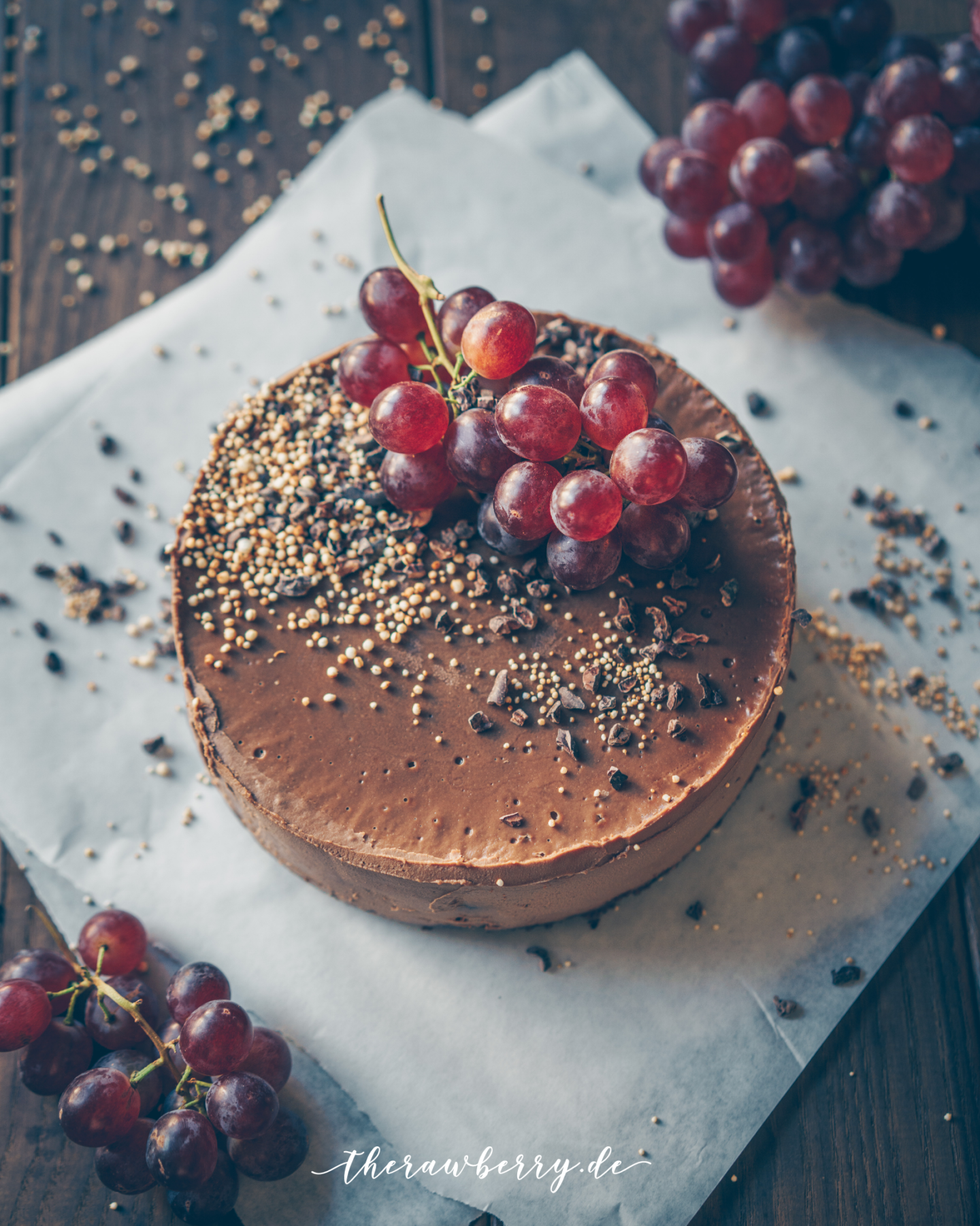 healthy, food, essen, lecker, gesund, delicious, tripple chocolate, dreifach Schokolade, Schokolade, chocolate, chocaholic, cheesecake, Käsekuchen, vegan, no dairy, gluten free, gluten frei, Kuchen, cake, grapes, cashews, no bake, yum, yummy,, therawberry, food styling, food photography