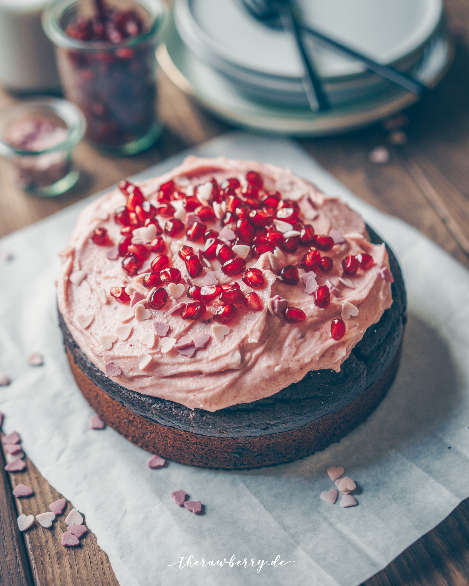 therawberry, chocolate, schokolade, gesund, healthy, lecker, delicious, einfach, simple, cake, kuchen, Valentine's Day, pomegranate, granatapfel, fluffy, luftig, vegan, kaka, cacao, cocoa, frosting, diet, no sugar, refined sugar free, Whole Foods, spelt, dinkel, dairy free, lactose frei, celebrations, fewer, birthday cake, geburtstagskuchen, torte, party