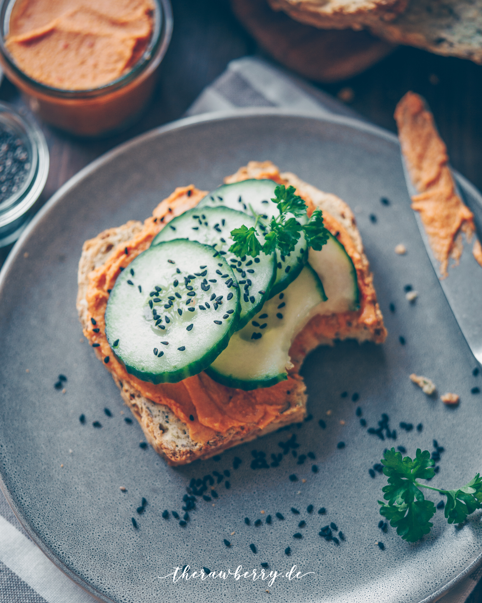 easy, einfach, bread, brot, baking, backen, boot backen, super lecker, healthy, seeds, samen, körner, grains, therawberry, vegan, dairy free, schnelles Mittagessen, schnelles Abendessen, quick dinner, easy lunch, breakfast, yum, yummy, diet, diät, healthy carbs, spelt, wheat, dinkel, weizen, toast, food, foodie, savory, Marie dorfschmidt, food photography, fotografie