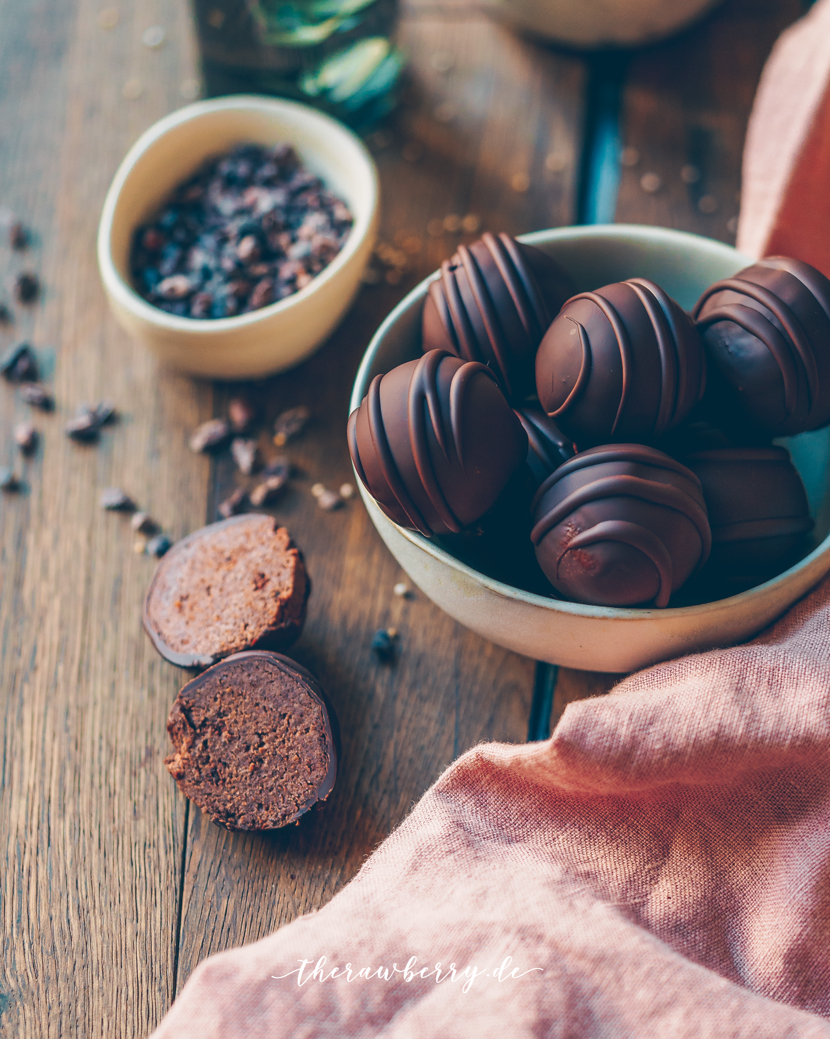 easter eggs, banana, chocolate, cheesecake, bites, bliss balls, therawberry, cake pops, schokolade, banana, Bananenkuchen, vegan, delicious, healthy, lecker, einfach, simple, schokolade, Käsekuchen, Ostern, frohe Ostern, food, foodie, food photography, fotografie, therawberry, Marie dorfschmidt, yum, yummy, so good, diet, wholefoods, ostereier