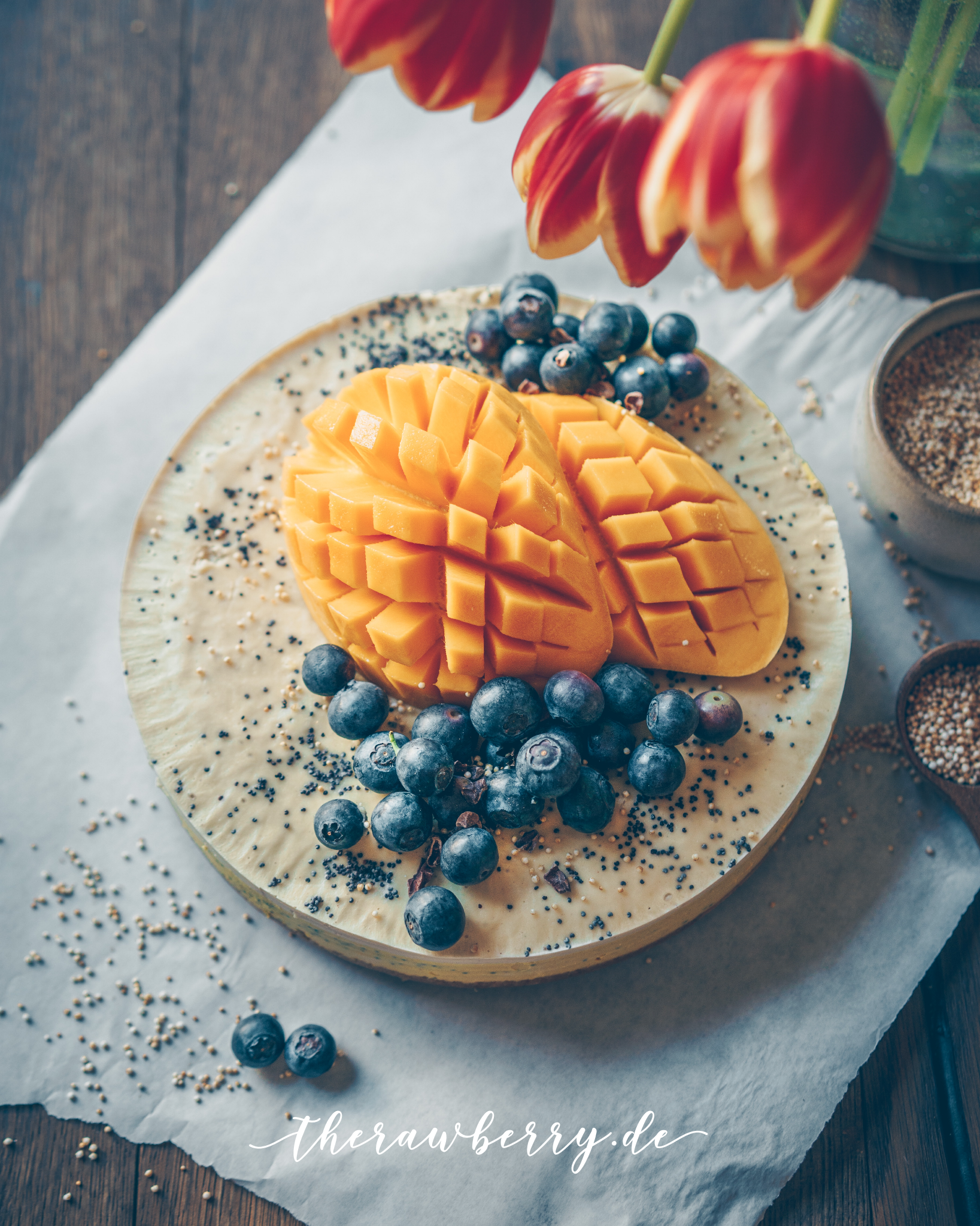therawberry, vegan, mango, cheesecake, turmeric, Käsekuchen, lecker, essen, yummy, delicious, healthy, gesund, einfach, simple, gluten free, gluten frei, backen, kochen, Kühlschrank, Kuchen, cake, blueberries, food, nachtisch, dessert, food photography, marie dorfschmidt