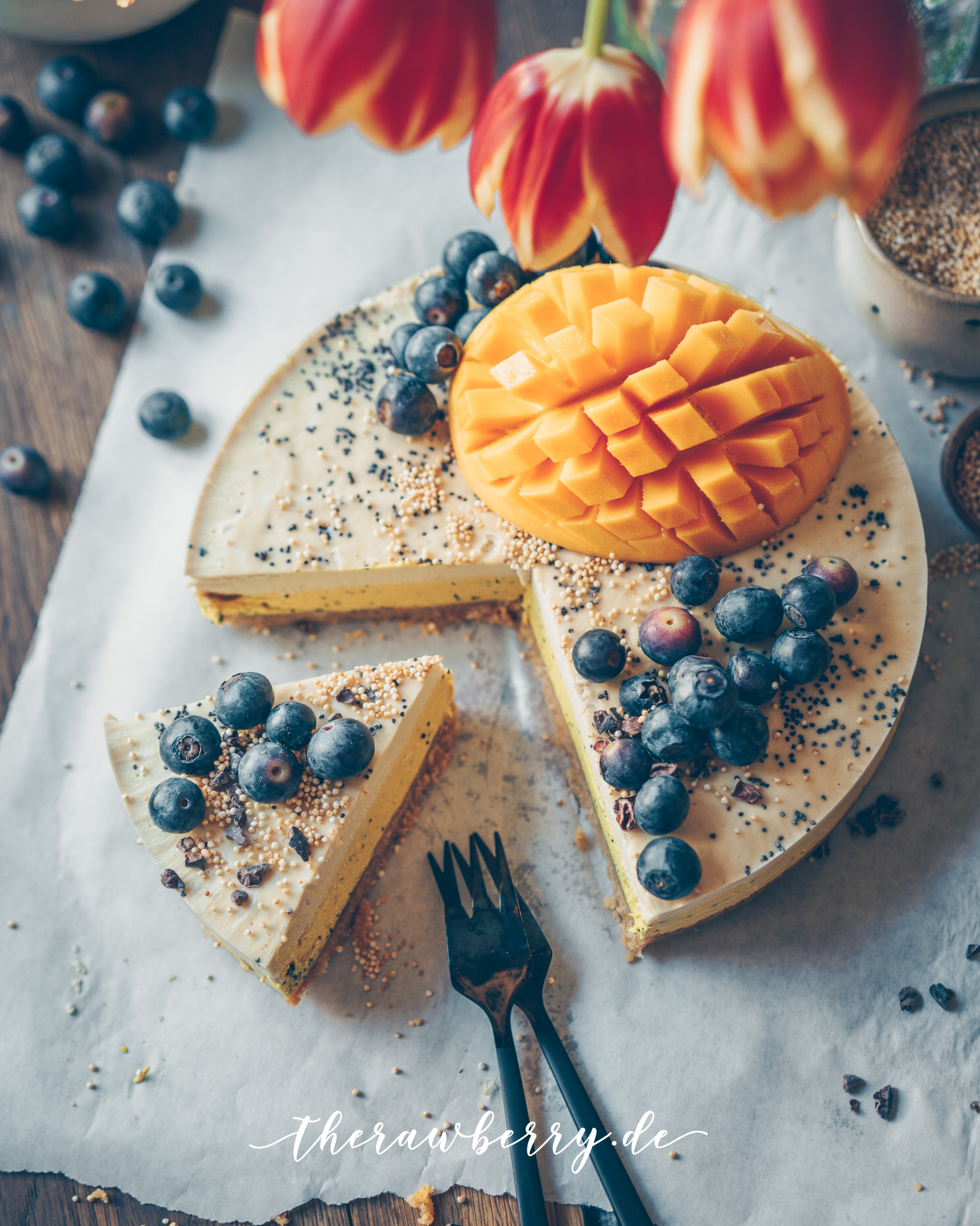therawberry, vegan, mango, cheesecake, turmeric, Käsekuchen, lecker, essen, yummy, delicious, healthy, gesund, einfach, simple, gluten free, gluten frei, backen, kochen, Kühlschrank, Kuchen, cake, blueberries, food, nachtisch, dessert, food photography, marie dorfschmidt