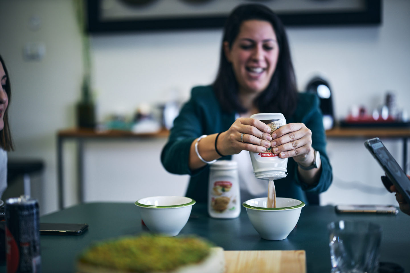 hummus, Israel, tomatoes, tomaten, Kichererbsen, chickpeas, healthy, gesund, vegan, einfach, simple, delicious, lecker, creamy, creaming, food, essen, dip, aufstrich, spread, glutenfree, gluten frei, recept, recipe, therawberry, dairy free, laktose frei, whole some diet, diet, diät, photography, food photography, al are