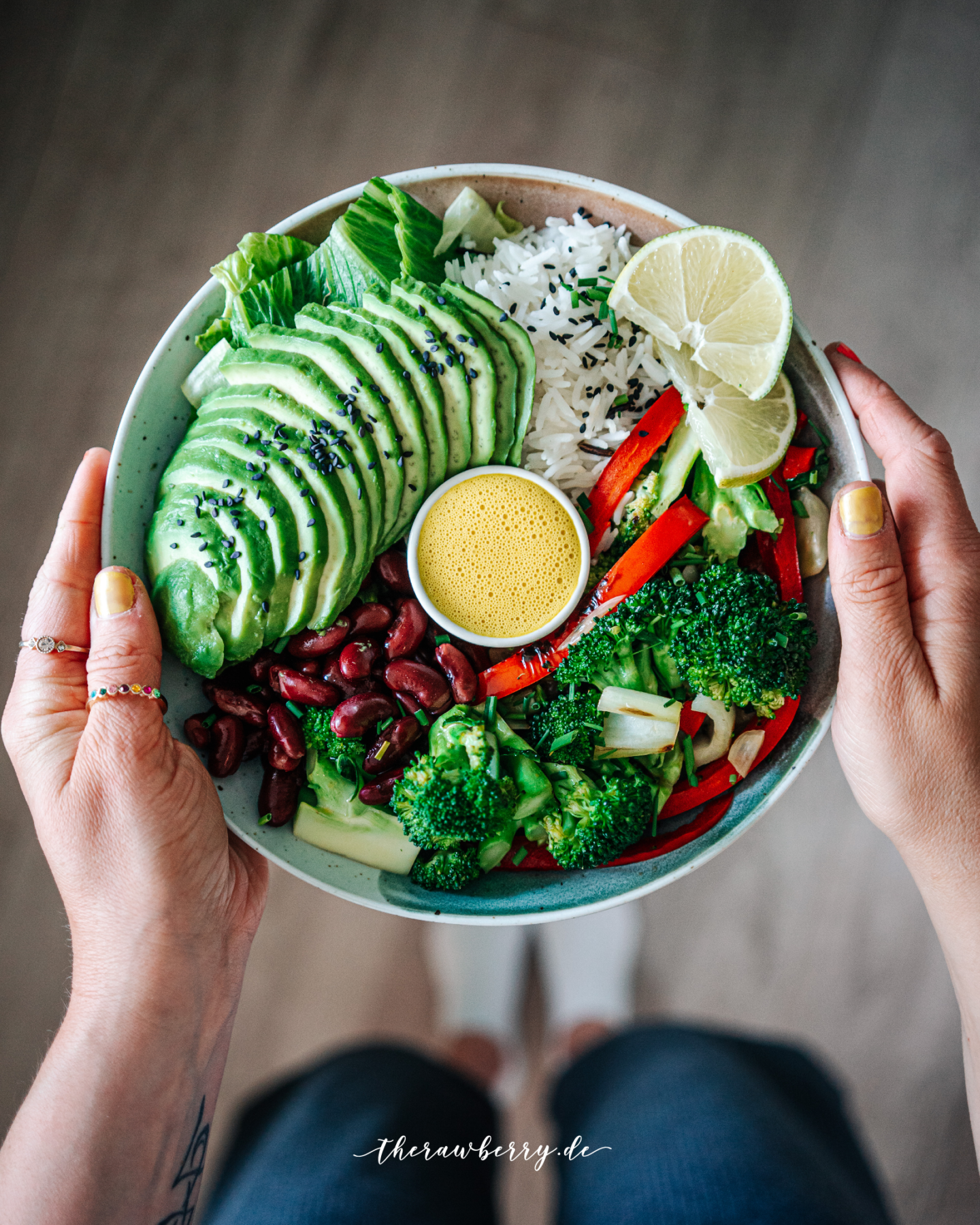buddha bowl, delicious, gluten free, dairy free, vegan, glutenfrei, lecker, delicious, greens, eat greens, eat healthy, gesund essen, einfach, simple, simpel, lunch, dinner, Mittagessen, Abendessen, ganz schnell, kochen, was esse ich heute, Wahns for dinner, avocado, therawberry, sauce, cashews, allergy friendly, whole foods, Vollwertkost, food, food photography, fotografie, Marie dorfschmidt