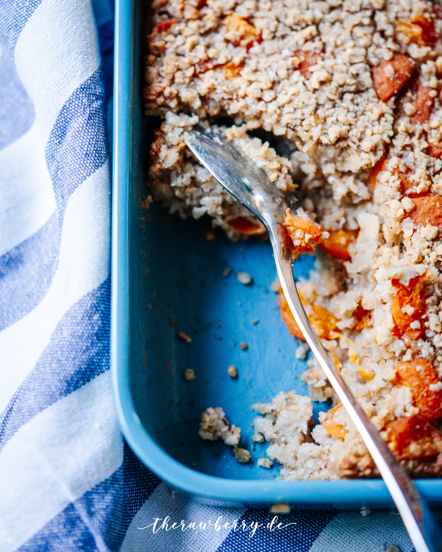 baked oatmeal, crumble, baking, backen, lecker, delicious, gesund, lecker, nachtisch, dessert, breakfast, frühstück, einfach, simple, quick, meal, cooking, vegan, gluten-free, gluten frei, lactose free, laktosefrei, therawberry, marie dorfschmidt, food photography, fotografie, berries, beret, food, essen, apricot, Aprikosen, früchte, fruit, brunch