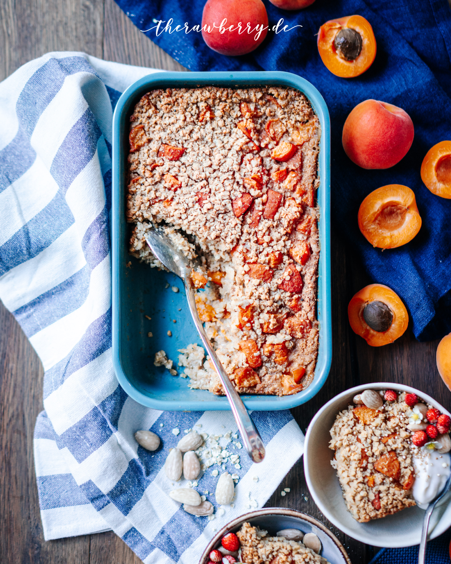 baked oatmeal, crumble, baking, backen, lecker, delicious, gesund, lecker, nachtisch, dessert, breakfast, frühstück, einfach, simple, quick, meal, cooking, vegan, gluten-free, gluten frei, lactose free, laktosefrei, therawberry, marie dorfschmidt, food photography, fotografie, berries, beret, food, essen, apricot, Aprikosen, früchte, fruit, brunch