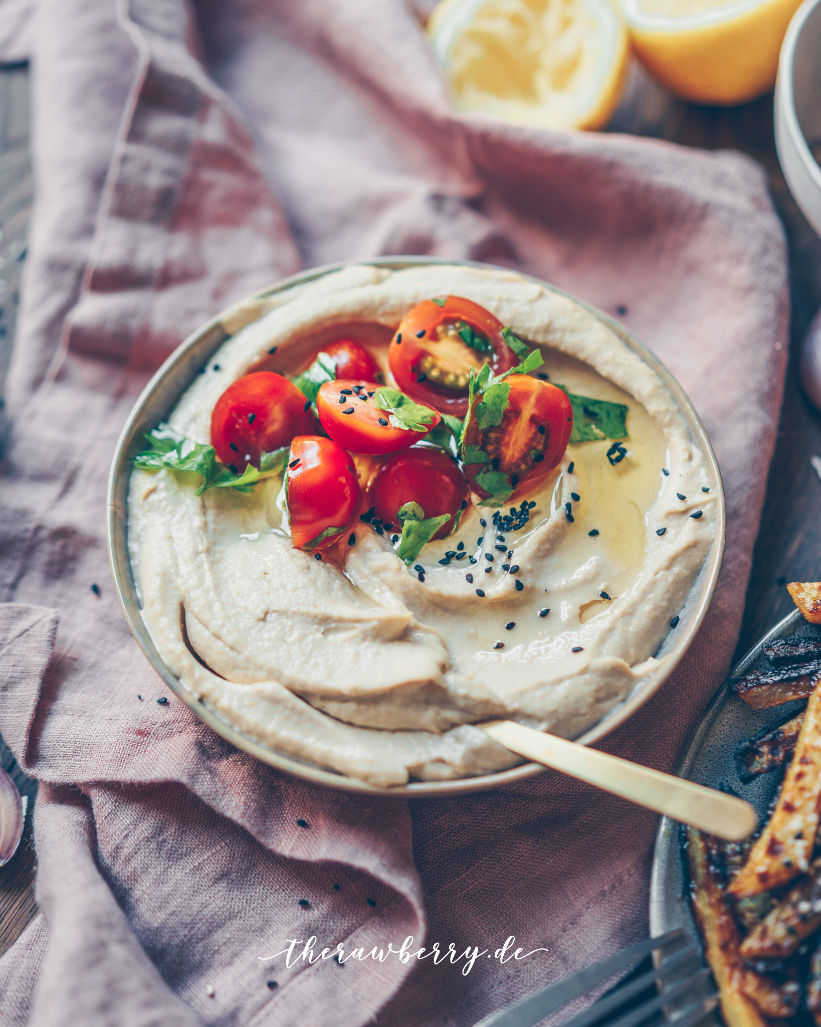 hummus, Israel, tomatoes, tomaten, Kichererbsen, chickpeas, healthy, gesund, vegan, einfach, simple, delicious, lecker, creamy, creaming, food, essen, dip, aufstrich, spread, glutenfree, gluten frei, recept, recipe, therawberry, dairy free, laktose frei, whole some diet, diet, diät, photography, food photography