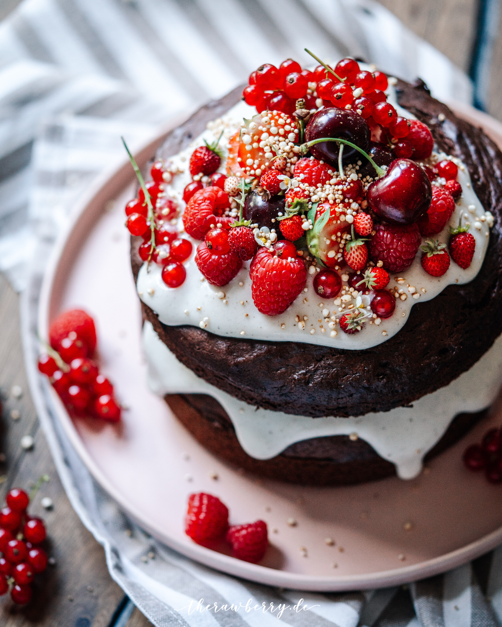 cake, berries, very berry, kuchen, beret, lecker, delicious, einfach, easy, healthy, gesund, vegan, backen, baking, yum, yummy, chocolate, schokolade, layers, schichten, plant-based, Erdbeeren, strawberries, coconut yoghurt, kokosjoghurt, vegan, therawberry, food photography, fotografie, essen, food, dessert, nachtisch, plant-based, wunderschön, Geburtstag, birthday, art, kunst