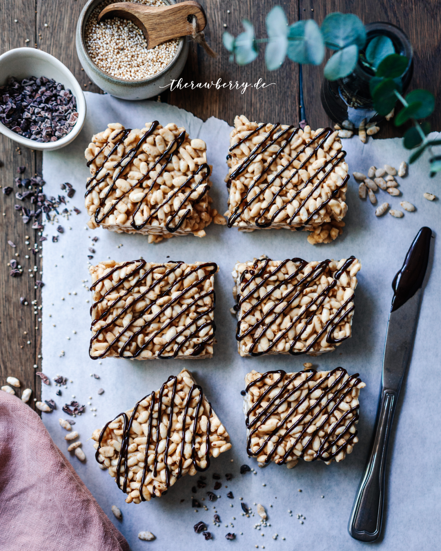 rice crispy treats, Reispops, Reiswaffeln, schokoreiswaffeln, vegan, rice, reis, lecker, delicious, easy, einfach, simple, simpel, treat, süßigkeit, dessert, snack, nachtisch, chocolate, schokolade, glutenfree, gluten-free, glutenfrei, pops, puffed, popped, food, essen, backen, baking, no bake, ohne backen, bars, riegel, marie dorfschmidt, therawberry, plant based, whole foods, diet, diät