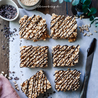 rice crispy treats, Reispops, Reiswaffeln, schokoreiswaffeln, vegan, rice, reis, lecker, delicious, easy, einfach, simple, simpel, treat, süßigkeit, dessert, snack, nachtisch, chocolate, schokolade, glutenfree, gluten-free, glutenfrei, pops, puffed, popped, food, essen, backen, baking, no bake, ohne backen, bars, riegel, marie dorfschmidt, therawberry, plant based, whole foods, diet, diät