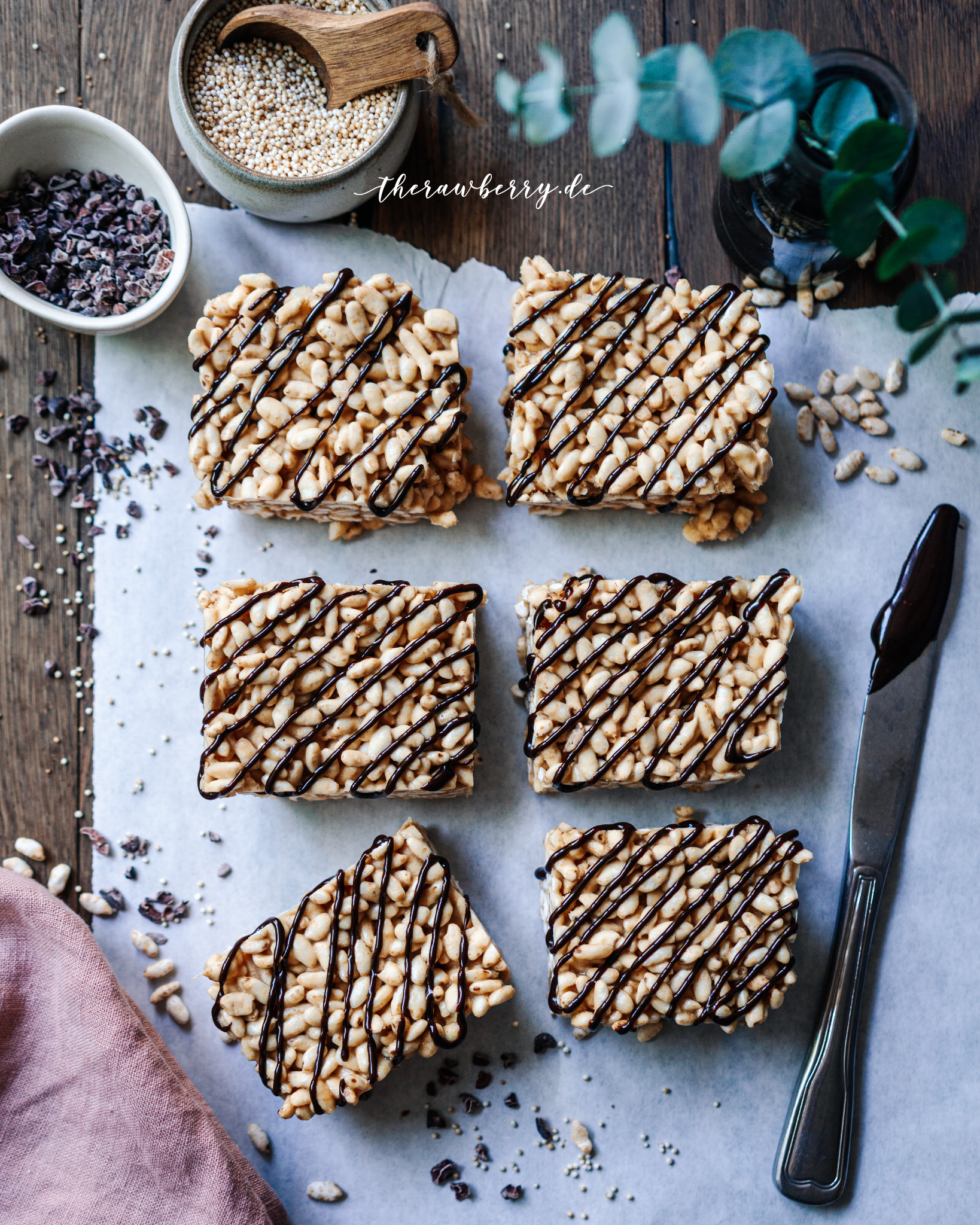 rice crispy treats, Reispops, Reiswaffeln, schokoreiswaffeln, vegan, rice, reis, lecker, delicious, easy, einfach, simple, simpel, treat, süßigkeit, dessert, snack, nachtisch, chocolate, schokolade, glutenfree, gluten-free, glutenfrei, pops, puffed, popped, food, essen, backen, baking, no bake, ohne backen, bars, riegel, marie dorfschmidt, therawberry, plant based, whole foods, diet, diät