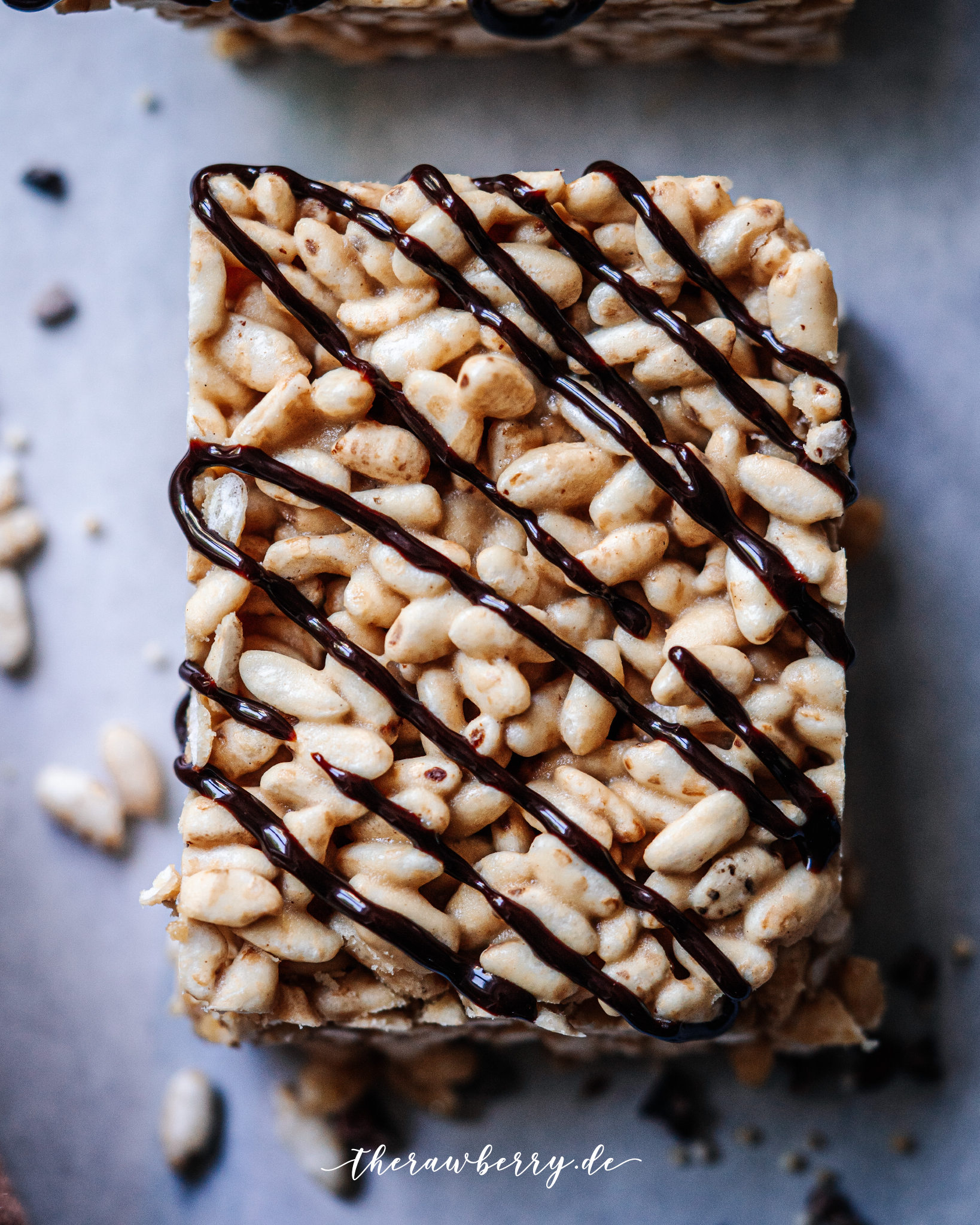 rice crispy treats, Reispops, Reiswaffeln, schokoreiswaffeln, vegan, rice, reis, lecker, delicious, easy, einfach, simple, simpel, treat, süßigkeit, dessert, snack, nachtisch, chocolate, schokolade, glutenfree, gluten-free, glutenfrei, pops, puffed, popped, food, essen, backen, baking, no bake, ohne backen, bars, riegel, marie dorfschmidt, therawberry, plant based, whole foods, diet, diät