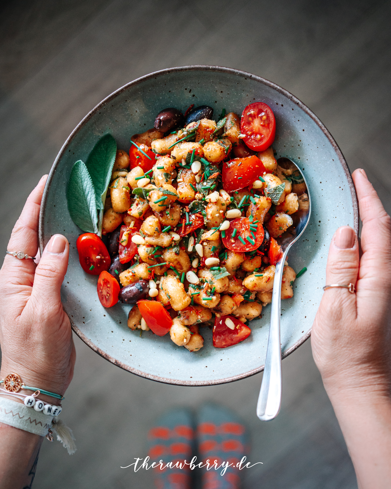 sage, Salbei, gnocchi, dinner, lunch, lecker, essen, food, Mittagessen, Abendessen, einfach, simple, simpel, tomatier, italian, italienisch, vegan, delicious, therawberry, foodie, food photography, food fotografie, marie dorfschmidt, herbs, plant-based, pine nuts, tomaten, pinienkerne, kräuter