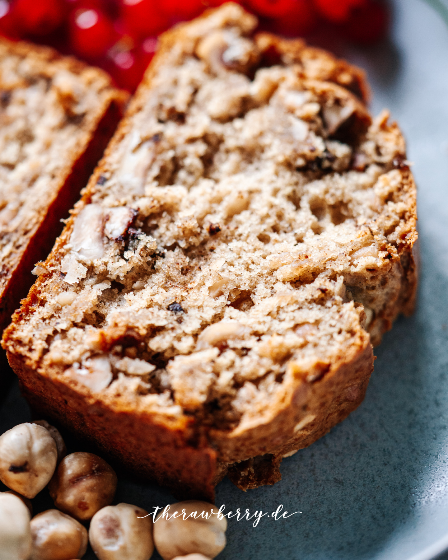 banana bread, Bananenbrot, lecker, delicious, healthy, gesund, vegan, diet, baking, therawberry, food, essen, dessert, snack, nachtisch, backen, diät, whole foods, photography, fotografie, marie dorfschmidt, cake, kuchen, banana, banane, plant-based, dairy free, laktosefrei, chocolate chip, schokolade, hazelnut, haselnüsse