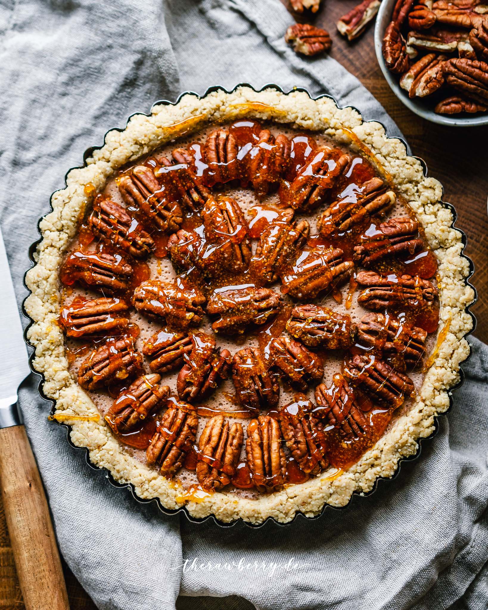 pecan pie, pekanuss kuchen, kuchen, pie, dessert, delicious, nachtisch, lecker, einfach, glutenfrei, glutenfree, vegan, dairy free, Laktose frei, schnell, quick, easy, simple, simple, yum, yummy, delicious, healthy, gesund, therawberry, marie dorfschmidt, food, foodie, essen, baking, backen, food photographie, fotografie, plant-based, pflanzich