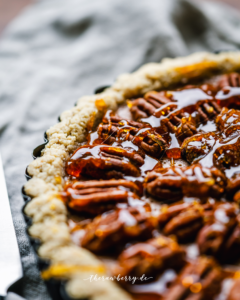 pecan pie, pekanuss kuchen, kuchen, pie, dessert, delicious, nachtisch, lecker, einfach, glutenfrei, glutenfree, vegan, dairy free, Laktose frei, schnell, quick, easy, simple, simple, yum, yummy, delicious, healthy, gesund, therawberry, marie dorfschmidt, food, foodie, essen, baking, backen, food photographie, fotografie, plant-based, pflanzich