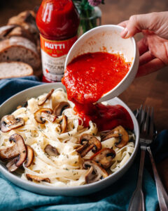 food, essen, tagliatelle, pasta, noodles, nudeln, lecker, delicious, healthy, gesund, carbs, Kohlenhydrate, vegan, tomato, tomate, therawberry, marie Dorfschmidt, Mittagessen, lunch, dinner, Abendessen, einfach, simple, simpel, yummy, yum, Plantbased, cooking, recipe, rezept, food photography, food fotografie,