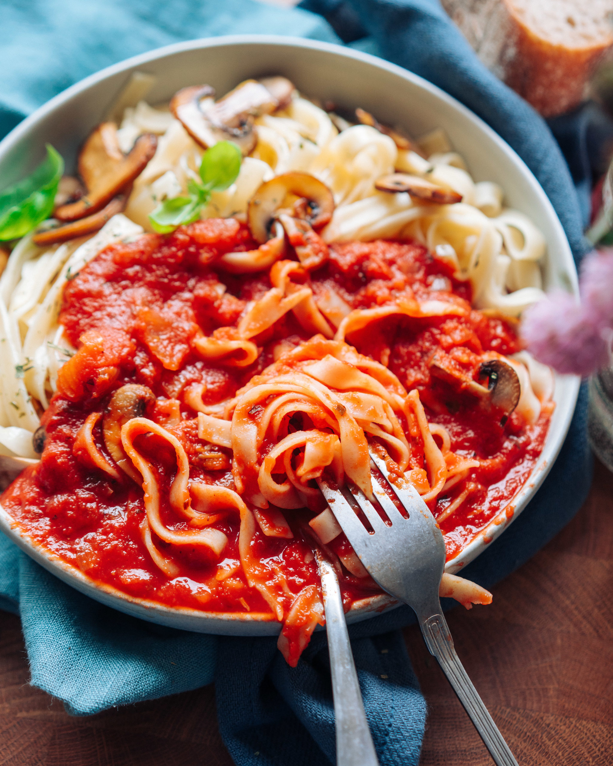 food, essen, tagliatelle, pasta, noodles, nudeln, lecker, delicious, healthy, gesund, carbs, Kohlenhydrate, vegan, tomato, tomate, therawberry, marie Dorfschmidt, Mittagessen, lunch, dinner, Abendessen, einfach, simple, simpel, yummy, yum, Plantbased, cooking, recipe, rezept, food photography, food fotografie,